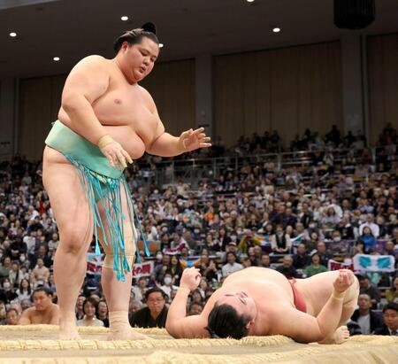 　上手投げで隆の勝（右）を下した琴桜（撮影・坂部計介）