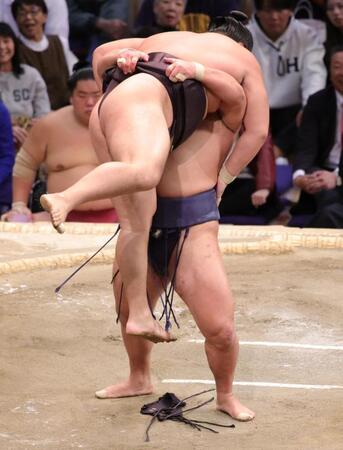 大関２人が１敗を守る　豊昇龍は霧島を豪快につり出し　琴桜は大の里に上手投げ勝利