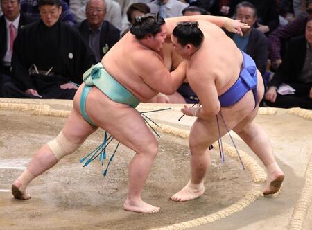 上手投げで大の里を破った琴櫻（撮影・坂部計介）