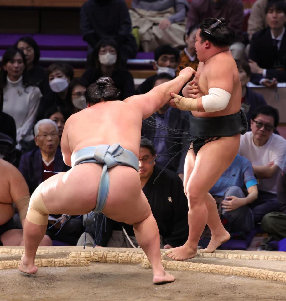 　押し出しで翠富士（右）を下した琴勝峰＝２０日