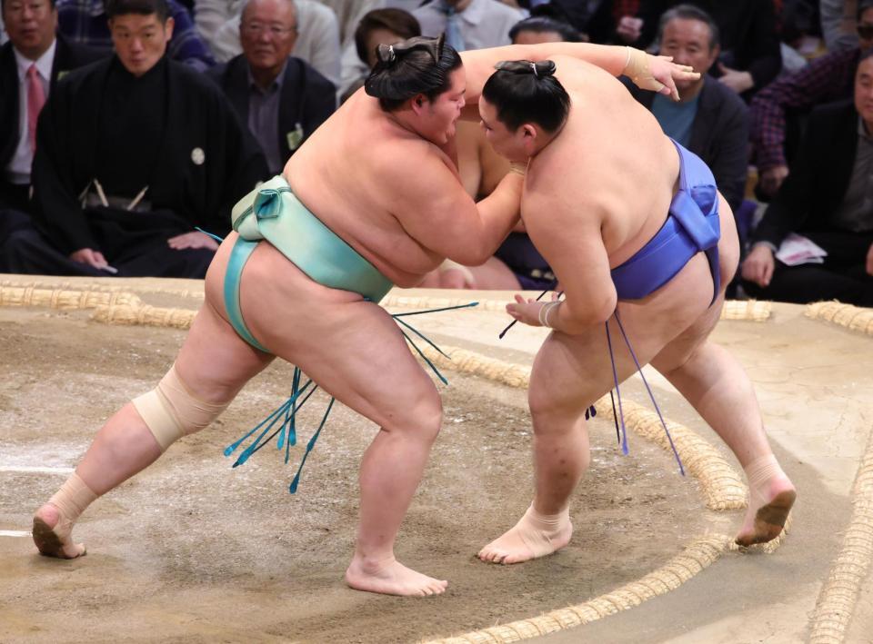 上手投げで大の里を破った琴櫻（撮影・坂部計介）