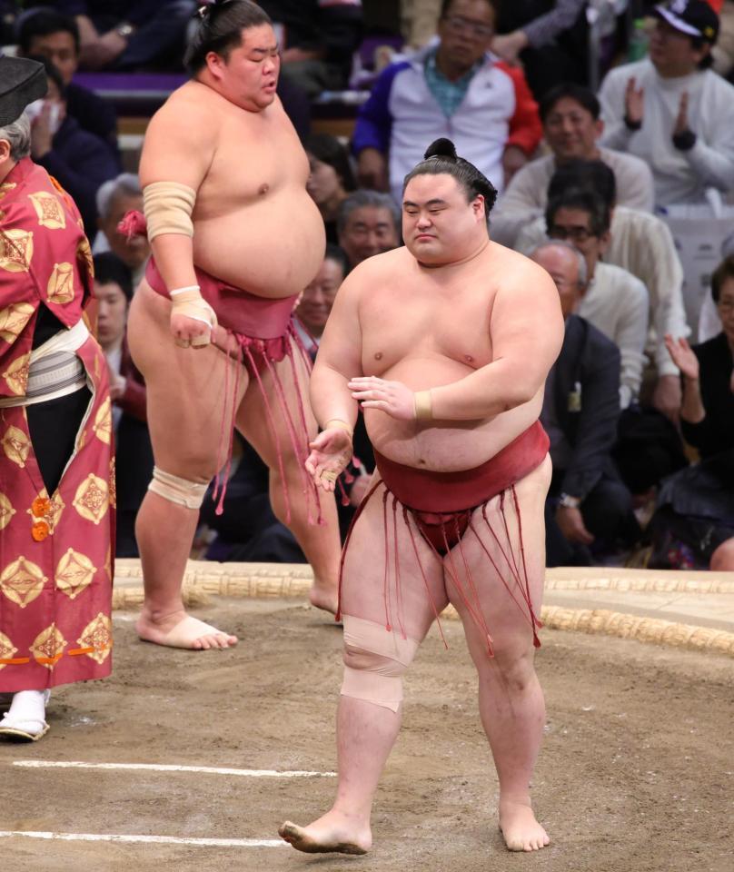 　大栄翔に突き落としで敗れ、４敗となった隆の勝（撮影・坂部計介）