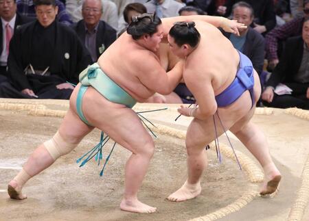 　上手投げで大の里（右）を破る琴桜（撮影・坂部計介）