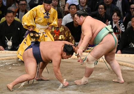 　琴桜（右）ははたき込みで豊昇龍を破り、初優勝を決める