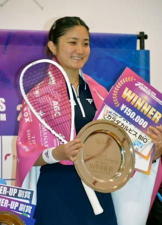 　女子で優勝し、表彰式で笑顔の渡辺聡美＝倉敷マスカットスタジアム