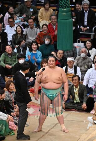 　優勝力士インタビューを受ける琴桜