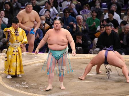 　豊昇龍（右）をはたき込みで破り、初優勝を決めた琴桜（中央、左後方は大の里）＝撮影・坂部計介