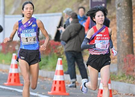 　５区、積水化学の新谷仁美（左）を抜き返す日本郵政グループの鈴木亜由子（代表撮影）