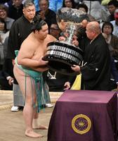 　初優勝を果たし、内閣総理大臣杯を受け取る琴桜（左）