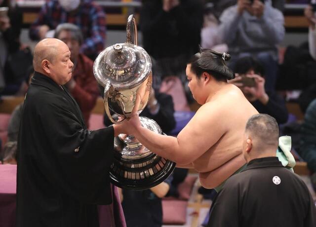 琴桜の初優勝に父の佐渡ケ嶽親方が涙