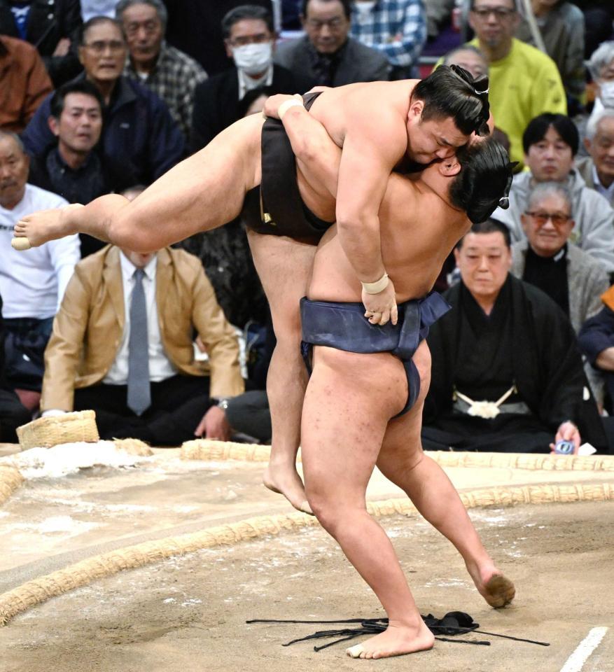 　つり出しで霧島（左）を破る豊昇龍（撮影・中村太一）