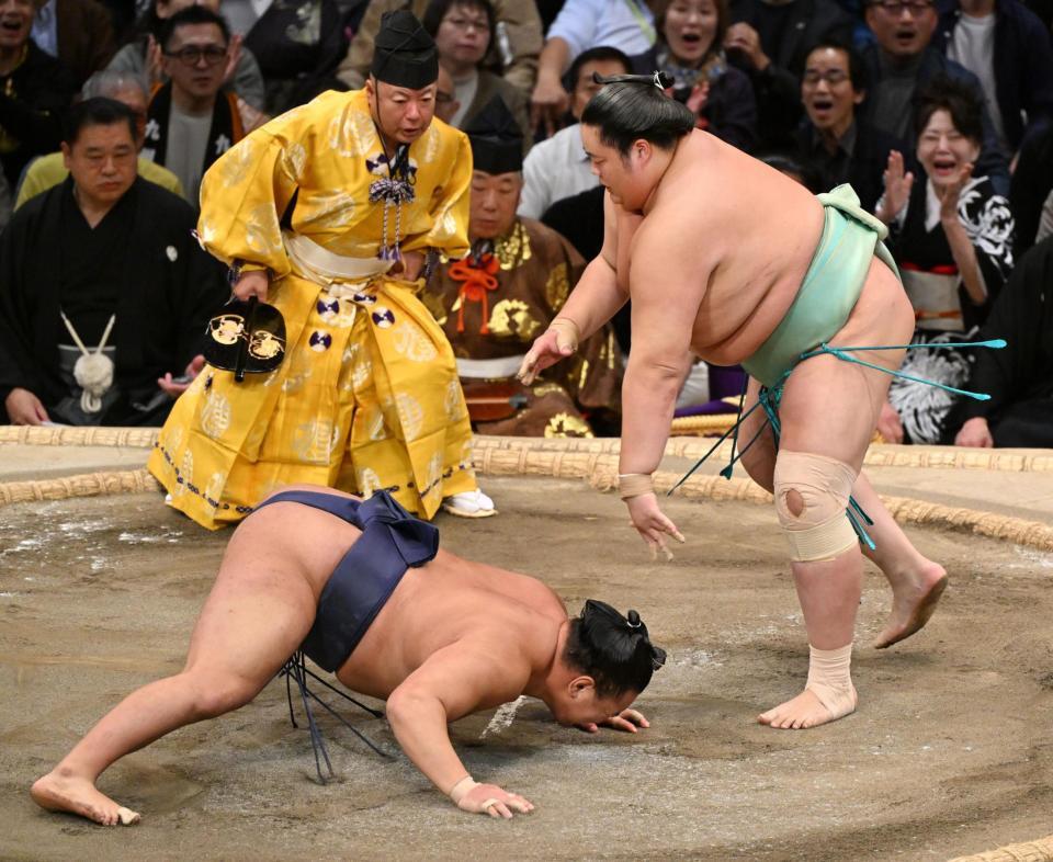 　琴桜（右）ははたき込みで豊昇龍を破り、初優勝を決める