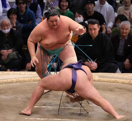 　はたき込みで豊昇龍（手前）を破り、優勝を決めた琴桜（撮影・坂部計介）