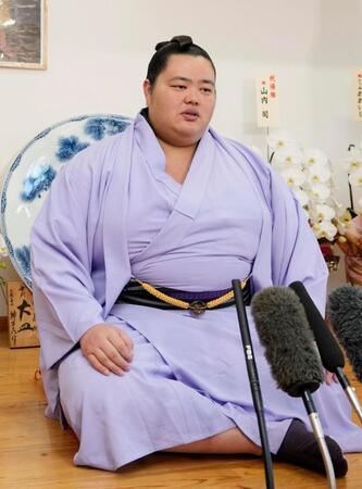 大相撲九州場所での初優勝から一夜明け、記者会見する大関琴桜