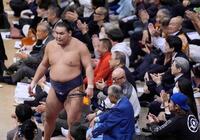 　琴桜に敗れ、引き揚げる豊昇龍