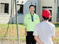 　子供と触れ合う田中佑美＝筑波大学附属聴覚特別支援学校小学部