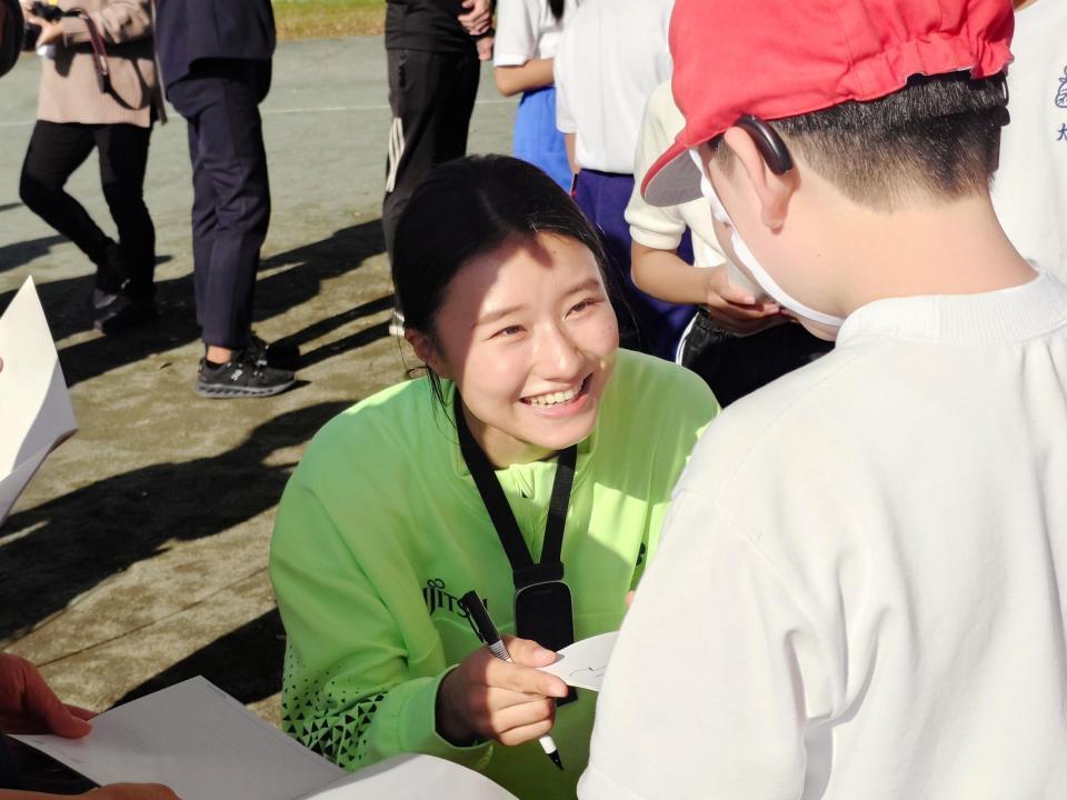 　子供たちと触れ合う田中佑美＝筑波大学附属聴覚特別支援学校小学部