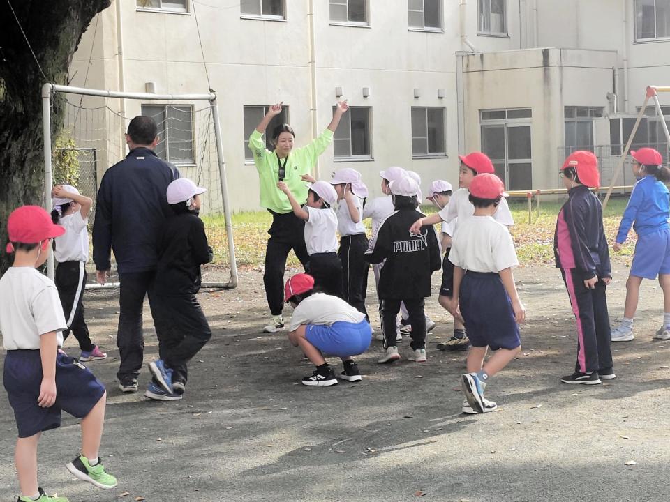 　子供たちと一緒に踊る田中佑美＝筑波大学附属聴覚特別支援学校小学部