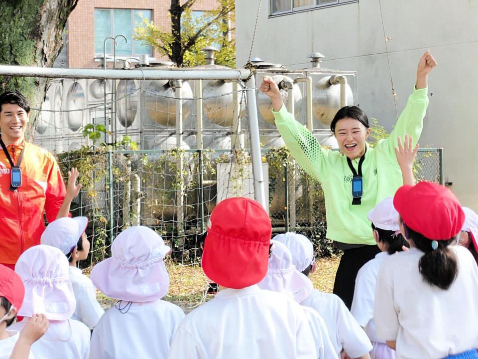 　子供たちと触れ合う田中佑美＝筑波大学附属聴覚特別支援学校小学部