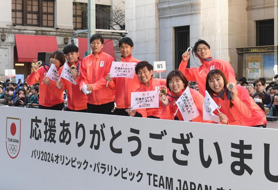 　応援感謝イベントに出席した女子レスリング・藤波朱理（左端）ら（撮影・佐々木彰尚）