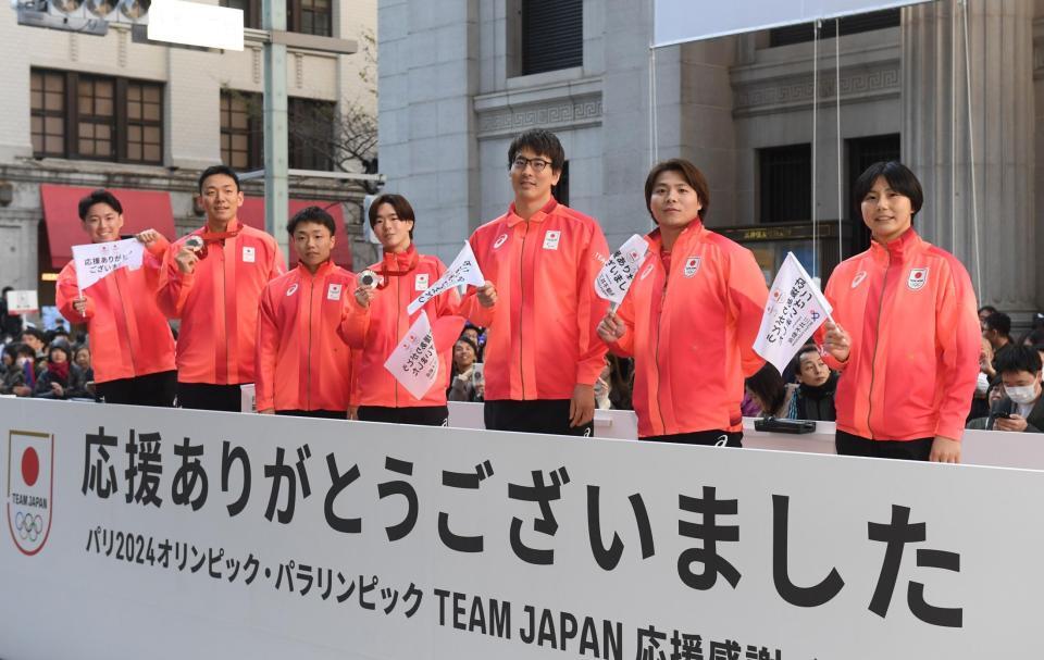 　応援感謝イベントに出席した男子柔道・阿部一二三（右から２人目）ら（撮影・佐々木彰尚）