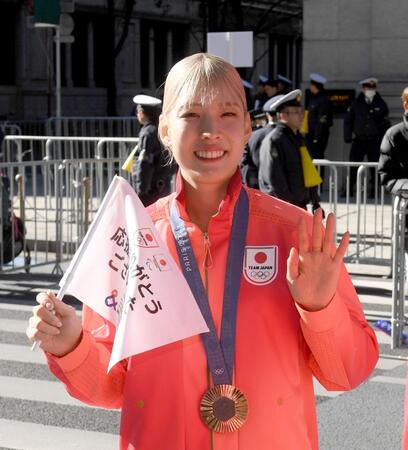 パリ五輪・パラリンピック　江村美咲が感激「ぐっと来るものがあった」　日本橋の応援感謝パレードに１万人