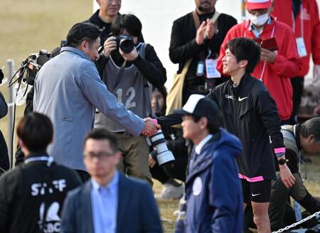 　優勝を果たし、青学大・原晋監督（左）にねぎらわれる吉田祐也（撮影・中村太一）