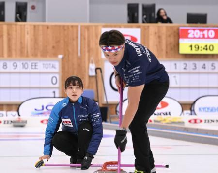 　カーリングの日本混合ダブルス選手権１次リーグ初戦でプレーするＳＣ軽井沢クの上野美優（左）と山口剛史＝稚内市みどりスポーツパーク（（Ｃ）ＪＣＡ／Ｈ．ＩＤＥ）