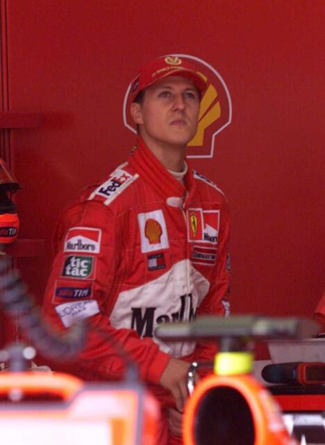 【超レア】アマダ F1 1992 ミハエル・シューマッハ インサートキラカード 元F1レーサー・シューマッハ氏の元ガードマンが個人情報を盗み23億