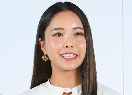 「すっかりモデルさん」「ますます綺麗に」高梨沙羅　冬景色に凛として、ネイルも合わせてウェア披露