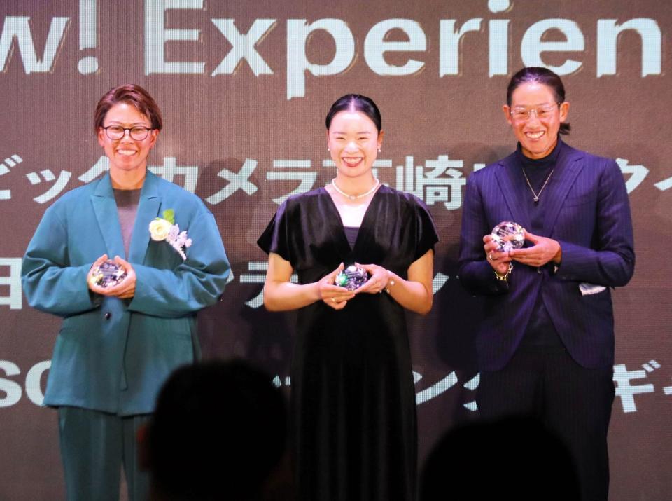 　「Ｗｏｗ！Ｅｘｐｅｒｉｅｎｃｅ賞」を受賞した上野由岐子（右）ら