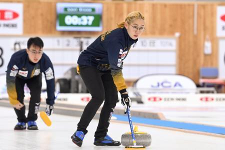 　カーリングの日本混合ダブルス選手権２次リーグ初戦でプレーする小穴桃里（手前）と青木豪＝稚内市みどりスポーツパーク（（Ｃ）ＪＣＡ／Ｈ．ＩＤＥ）