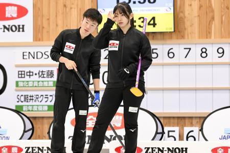 　カーリングの日本混合ダブルス選手権２次リーグでプレーする高校生ペアの佐藤航英（左）と田中萌珈＝稚内市みどりスポーツパーク（（Ｃ）ＪＣＡ／Ｈ．ＩＤＥ）