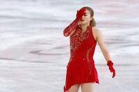 　女子ＳＰの演技を終え、顔を覆う坂本花織（共同）