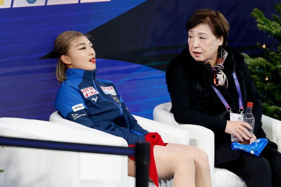 　女子ＳＰのスコアを確認し、さえない表情の坂本花織（左）＝共同