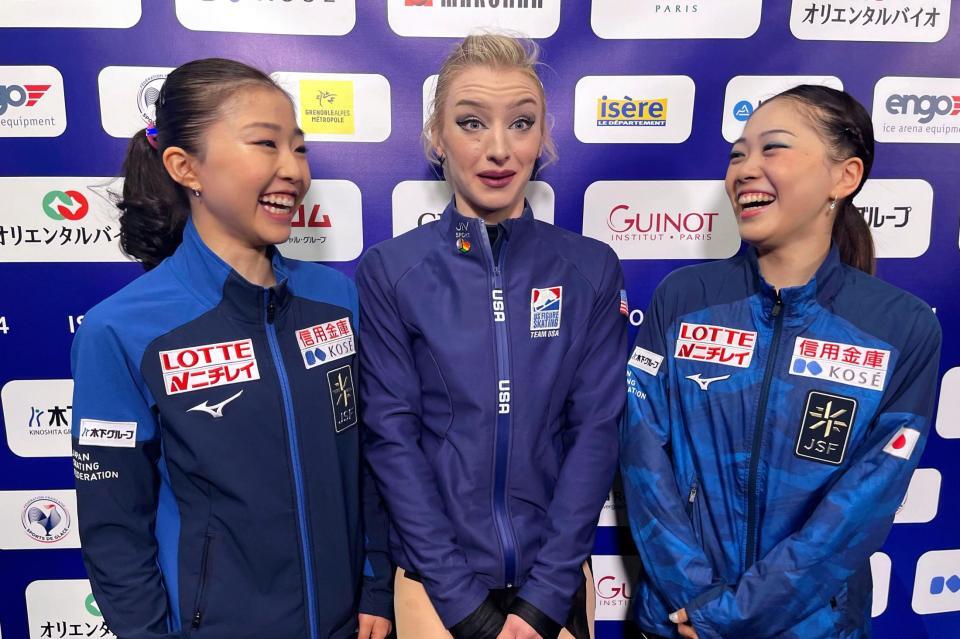 　女子ＳＰを終え、取材に応じる（左から）千葉百音、アンバー・グレン、吉田陽菜（共同）