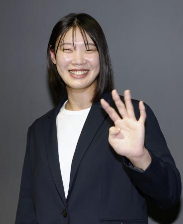 　引退を表明し、手を振るパリ五輪柔道女子７０キロ級代表の新添左季さん＝７日、東京体育館