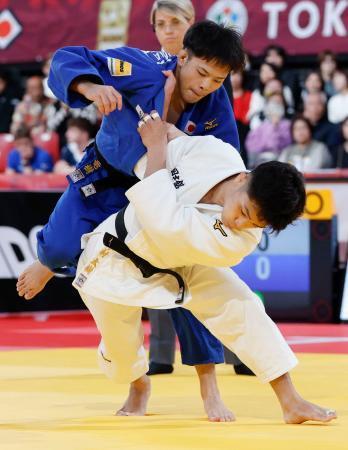 　男子６０キロ級決勝　永山竜樹（上）を破って優勝した中村太樹＝東京体育館