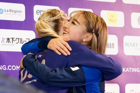 　優勝したアンバー・グレン（左）と抱き合う坂本花織