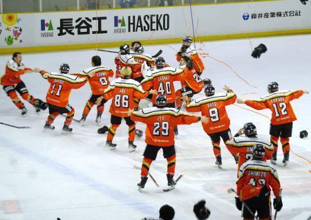 　２連覇を果たし、喜ぶ栃木日光の選手たち＝８日、栃木県日光市