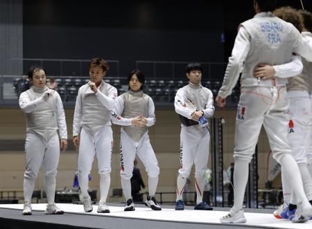 　団体３位決定戦でフランスに敗れ、肩を落とす日本の（左から）永野雄大、松山恭助、飯村一輝、敷根崇裕＝高崎アリーナ