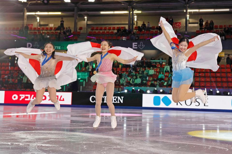 　ジュニア女子の表彰式後にジャンプして記念撮影する（左から）２位の和田薫子、優勝した島田麻央、３位の中井亜美（共同）