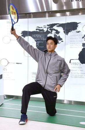 　ヨネックスとの契約会見でポーズをとる男子テニスの坂本怜＝９日、東京都内