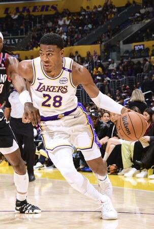 　トレイルブレーザーズ戦で攻め込むレーカーズの八村（ＮＢＡＥ・ゲッティ＝共同）