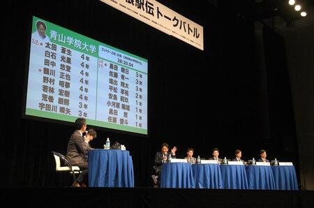 　青学大の登録選手について話す青学大・原晋監督（中央）＝撮影・佐々木彰尚