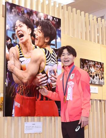 体操・岡慎之助　にっこり　特大パネルに「光栄です」五輪回想しみじみ　デイリースポーツ・中田カメラマン撮影写真に