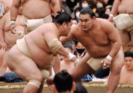 　大相撲の冬巡業で相撲を取る豊昇龍（右）と大栄翔＝大阪府吹田市