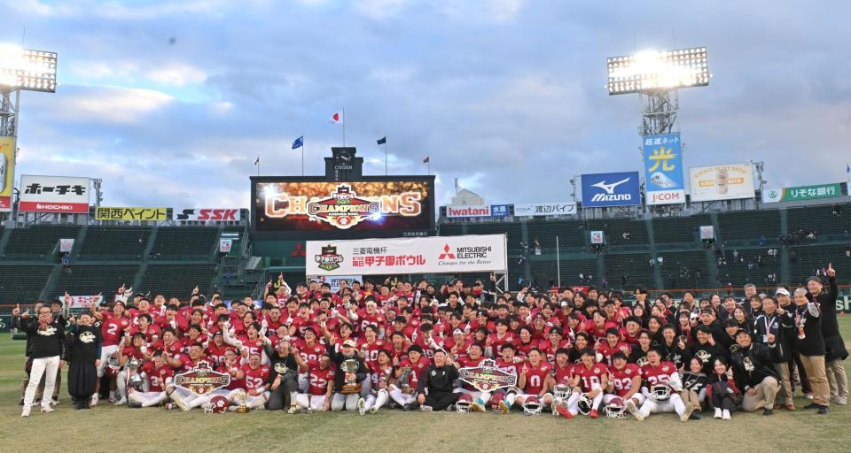 　優勝し、記念写真に納まる立命大の選手たち（撮影・北村雅宏）