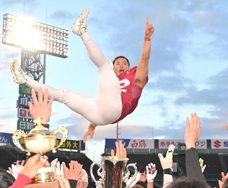 　優勝し、胴上げされる立命大・山崎大央主将（撮影・北村雅宏）