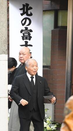 　しのぶ会に出席した八角理事長と鈴木宗男参議院議員（撮影・佐々木彰尚）